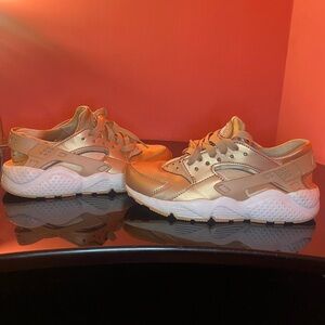 Nike huaraches Women's Metallic Gold Sneakers